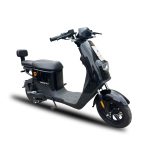 Motocicleta Yadea DE3 de Otom Racing, diseñada para movilidad urbana eléctrica con motor eficiente.