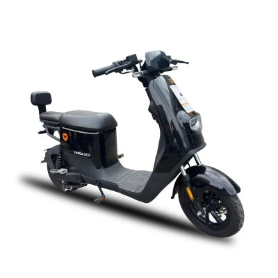 Motocicleta Yadea DE3 de Otom Racing, diseñada para movilidad urbana eléctrica con motor eficiente.