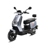 Motocicleta Yadea E8S Pro de Otom Racing, diseñada para movilidad urbana avanzada con motor eléctrico.