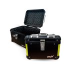 Maletero/baúl para motocicleta de 45 litros, modelo ED-E520.B.OEM, con diseño rectangular, respaldo y forro interior para mayor comodidad y protección. Ideal para viajes largos y almacenamiento seguro.