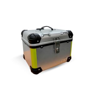 Maletero/baúl para motocicleta de 45 litros en color plata. Equipado con respaldo y forro interior, este baúl ofrece una solución de almacenamiento segura y cómoda para tus viajes en moto. Su diseño robusto y elegante garantiza durabilidad y estilo.